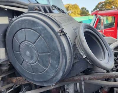 Freightliner Columbia 120 Right Air Cleaner / Air Filter Housing