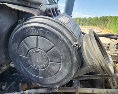 Freightliner Columbia 120 Right Air Cleaner / Air Filter Housing
