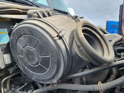 Freightliner Columbia 120 Right Air Cleaner / Air Filter Housing for a 2018 Freightliner Columbia 120 Glider