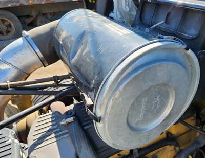 Freightliner FLD120SD Air Cleaner / Air Filter Housing for a 2008 Freightliner FLD120SD Glider
