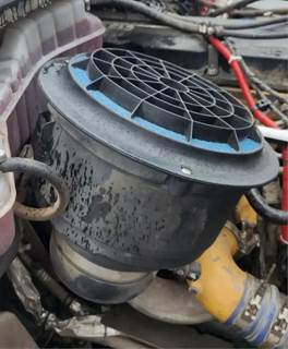 Freightliner M2 112 Right Air Cleaner / Air Filter Housing for a 2007 Freightliner M2 112 Medium Duty