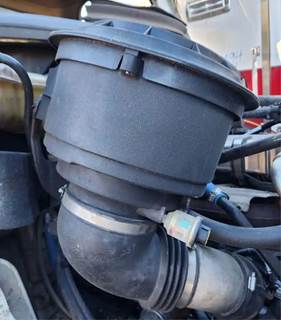 Freightliner M2 112 Right Air Cleaner / Air Filter Housing for a 2007 Freightliner M2 112 Medium Duty