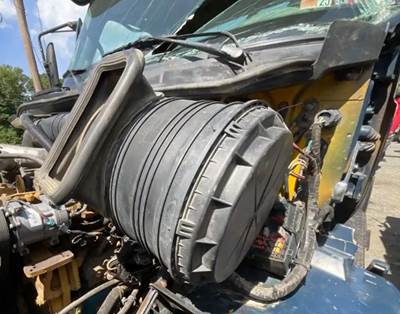 International 8600 Left Air Cleaner / Air Filter Housing