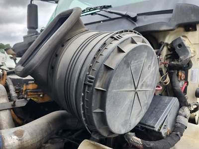 International 8600 Left Air Cleaner / Air Filter Housing