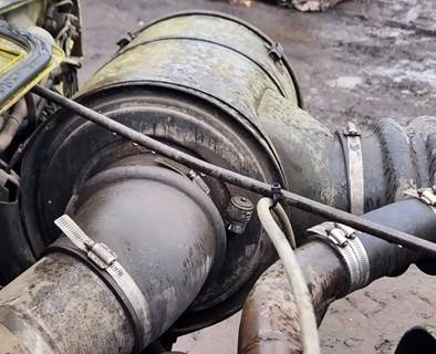 International F2275 Left Air Cleaner / Air Filter Housing for a 1980 International F-2275