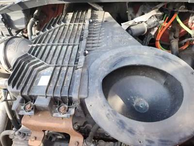 International LT625 Air Cleaner / Air Filter Housing