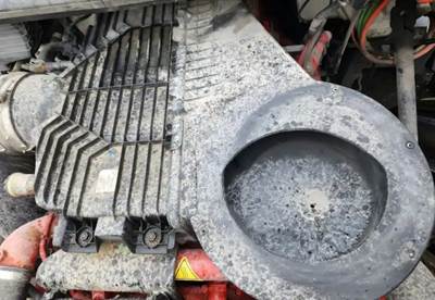 International LT625 Air Cleaner / Air Filter Housing