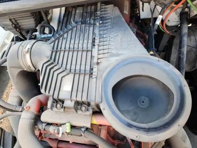 International LT625 Air Cleaner / Air Filter Housing