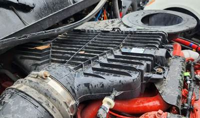 International LT625 Air Cleaner / Air Filter Housing