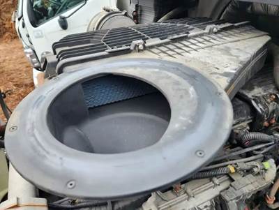 International LT625 Air Cleaner / Air Filter Housing