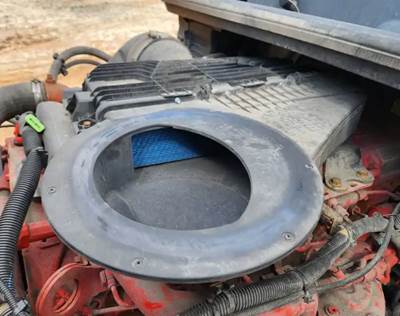 International LT625 Air Cleaner / Air Filter Housing