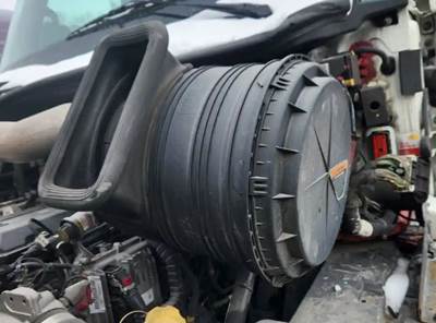 International RH613 Left Air Cleaner / Air Filter Housing