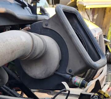 International RH613 Left Air Cleaner / Air Filter Housing