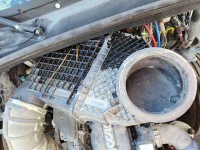 Peterbilt 579 Air Cleaner / Air Filter Housing