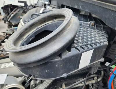 Peterbilt 579 Air Cleaner / Air Filter Housing