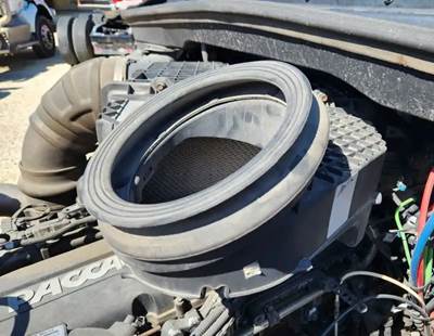 Peterbilt 579 Air Cleaner / Air Filter Housing