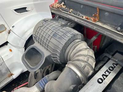 Volvo VNL Right Air Cleaner / Air Filter Housing