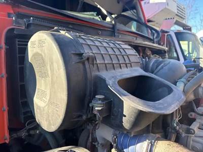 Volvo VNL Right Air Cleaner / Air Filter Housing