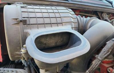 Volvo VNL Right Air Cleaner / Air Filter Housing
