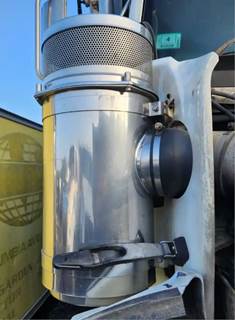 Western Star 4900SA Right Air Cleaner / Air Filter Housing for a 2007 Western Star 4900 SA