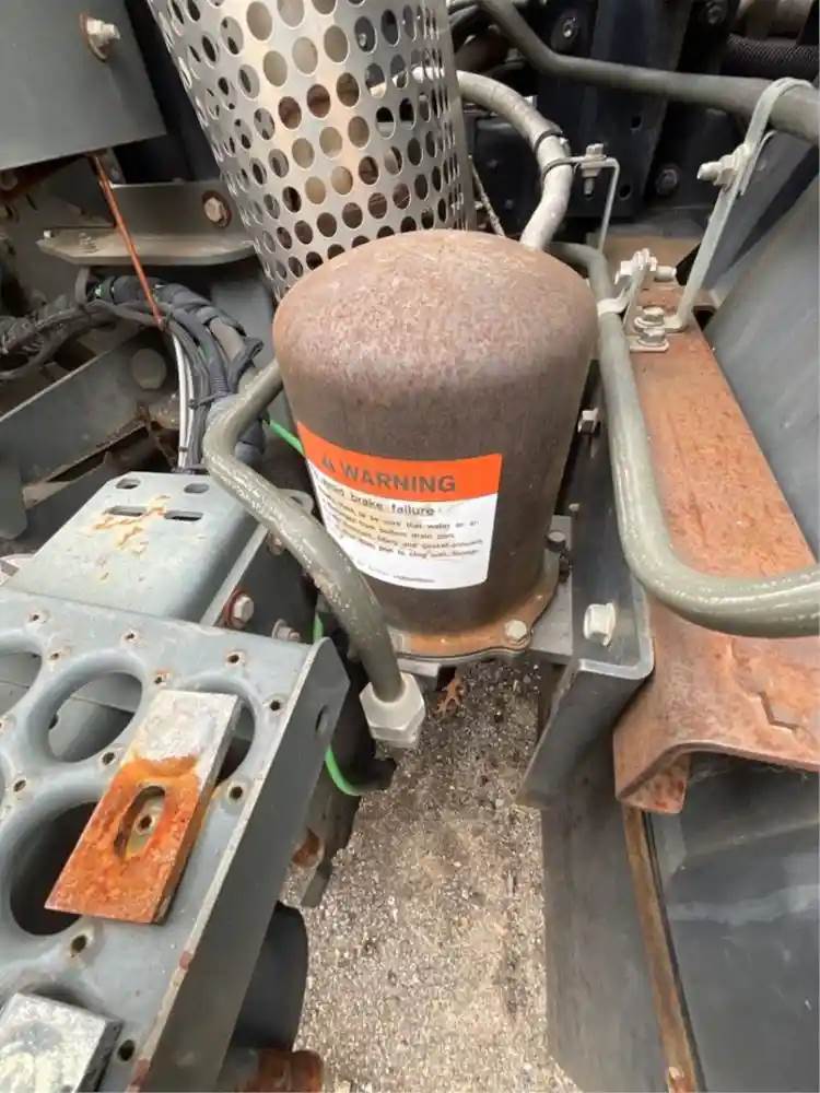 Nissan UD3300 Air Dryer for a 2010 Ud/Nissan UD3300 For Sale Elkton