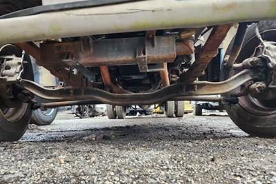 Ford F-700 Front Axle Assembly for a 1995 Ford F700