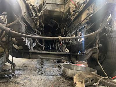 Freightliner FLD112 Front Axle Assembly for a 1997 Freightliner FLD112SD