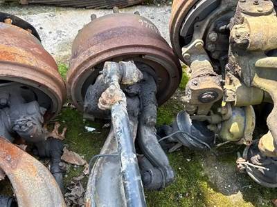 Mack Pinnacle CXU612 Front Axle Assembly for a 2012 Mack CXU612