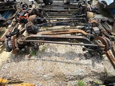 Mack Pinnacle CXU613 Front Axle Assembly for a 2016 Mack CXU613