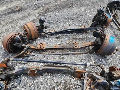 Mack Pinnacle CXU613 Front Axle Assembly for a 2012 Mack CXU613