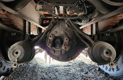 Dana 26105S Rear Axle Assembly for a 2001 International 4900