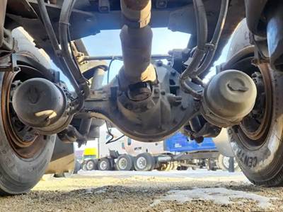 Dana DSP40 Rear Axle Assembly for a 2015 Kenworth T680