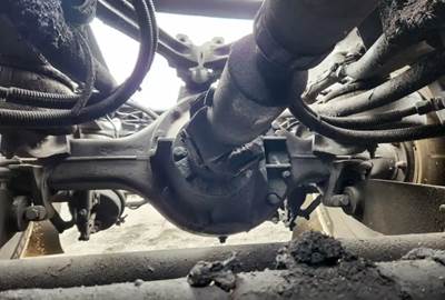 Dana DSP41 Rear Axle Assembly for a 2000 Kenworth W900