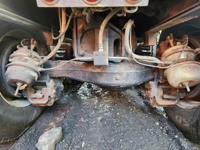 Dana Rear Axle Assembly for a 2001 Mack RD688S