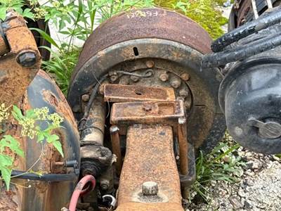 Dana Rear Axle Assembly for a 1999 Chevrolet T7500