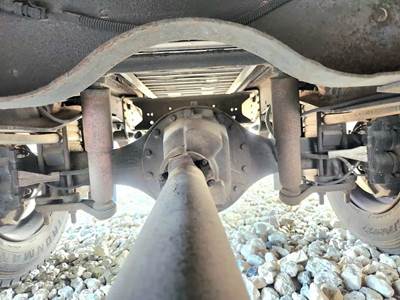 Dana S135S Rear Axle Assembly for a 2002 Isuzu FSR
