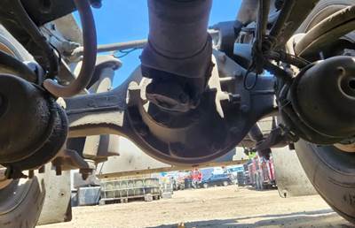 Dana DSP41 Rear Axle Assembly for a 2005 Peterbilt 379