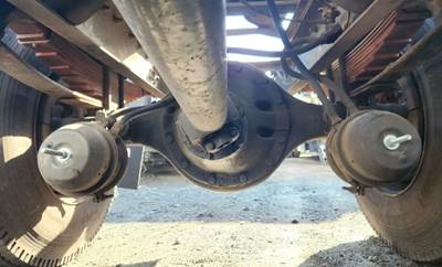 Dana J210S Rear Axle Assembly for a 1995 International 4900