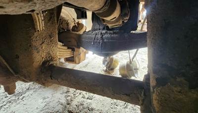 Dana Rear Axle Assembly for a 2001 Mack RD688S