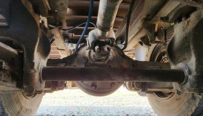 Dana Rear Axle Assembly for a 2002 Mack CH613