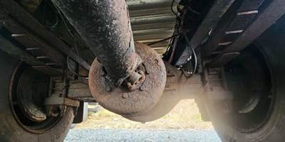 Dana Rear Axle Assembly for a 2005 Ford F-650