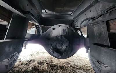 Eaton 19060S Rear Axle Assembly for a 1998 GMC C7500