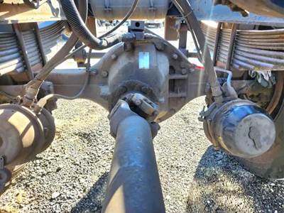 Eaton 21060S Rear Axle Assembly for a 1998 GMC T7500