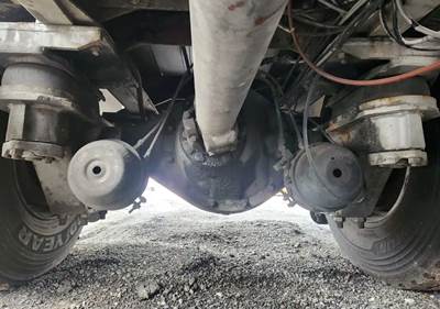 Eaton 35327 Rear Axle Assembly for a 1991 International 4900