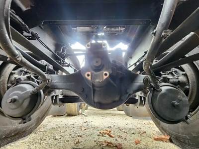 Meritor-Rockwell MT40-14X Rear Axle Assembly for a 2015 Volvo VNL