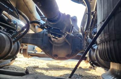 Meritor-Rockwell MT40-14X Rear Axle Assembly for a 2015 Volvo VNL