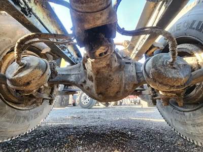 Meritor-Rockwell MT40143 Rear Axle Assembly for a 2011 Freightliner Cascadia 125