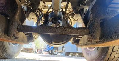 Meritor-Rockwell Rear Axle Assembly for a 1997 Ford LT9522 Louisville 122