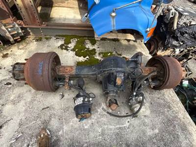 Meritor-Rockwell Rear Axle Assembly for a 2011 Freightliner M2 106
