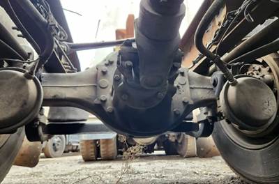 Meritor-Rockwell RT40-145 Rear Axle Assembly for a 2005 Volvo VNL